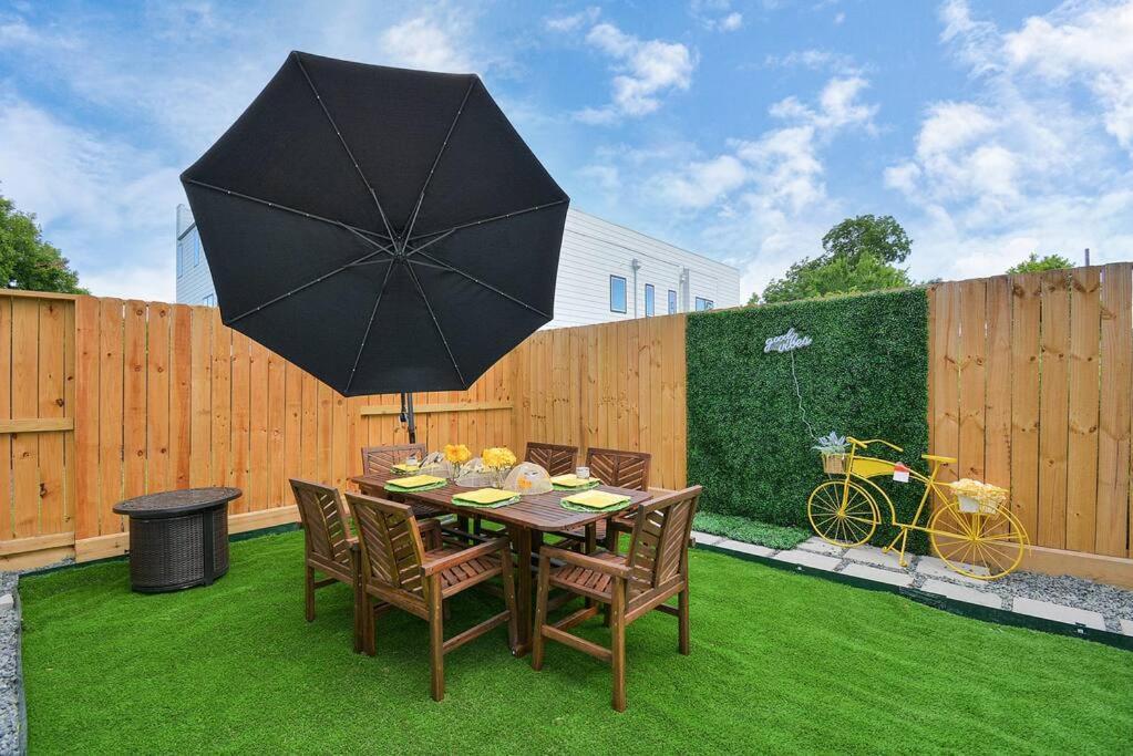 Blissful Getaway Home With Hot Tub & Backyard Near Downtown Houston Exterior photo
