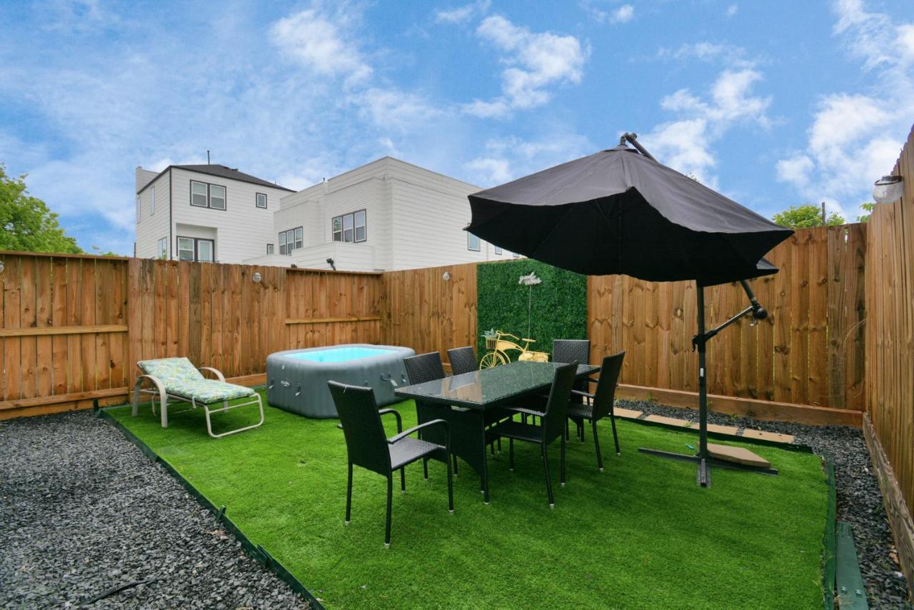 Blissful Getaway Home With Hot Tub & Backyard Near Downtown Houston Exterior photo